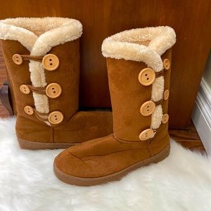 Cute tan UG style boots in size M (7/8)